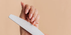 Limage manuelle d’un ongle en forme d’amande avec une lime à ongles blanche, guide des formes d’ongles